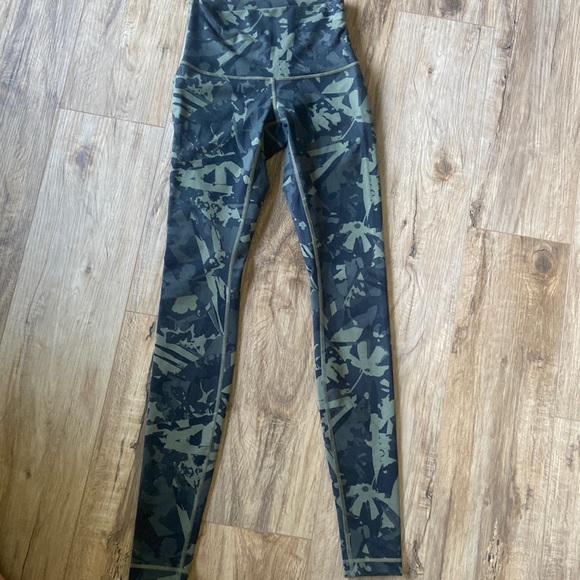 Lululemon high rise wonder under size 4 - Picture 1 of 3